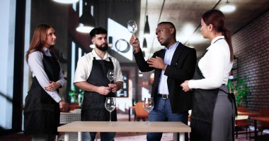 Otel Müdürü Restoran Hijyen Ekibi Öğretiyor. Garson ve Garson