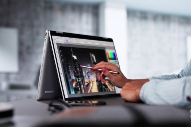 Bilgisayar Ekranında Çalışan Grafik Tasarımcı Kadın