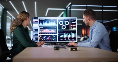 Şirketler İş Sunumu Televizyonda