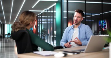 Görüşmede konuşan iki kişi.