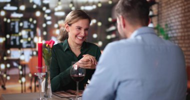 Romantik Çift restoranda akşam yemeği