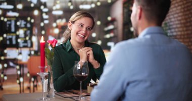 Romantik Çift restoranda akşam yemeği