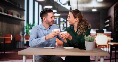 Romantik Randevu Eğlencesi. Aşık Gülümseyen Çift