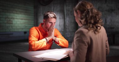 Cezaevindeki ceza avukatı. Sorgu odasında Polis Müfettişi