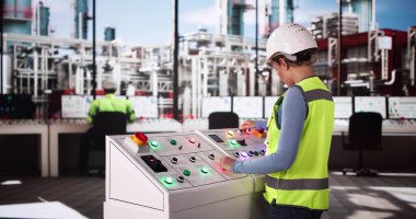 Endüstriyel Santraldeki Mühendis Kontrol Panelini Kullanıyor