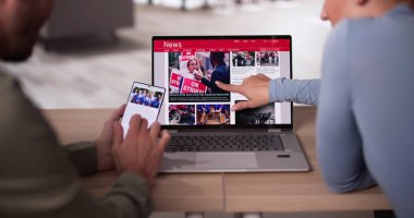 Ekranda Haberleri İzlemek. Laptop 'ta Gazete Sitesi Okunuyor