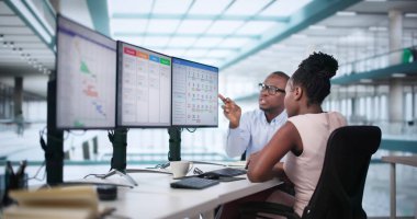 Dizüstü bilgisayardaki Kanban Proje Yönetimi Yazılımı. Dijital Takvim Zamanlaması