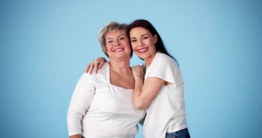 Kadın Aile Portresi. Kız ve Anne Sevgisi