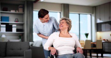 Gülümseyen Bakıcı Yaşlı Hastaya İyileşmesi İçin Yardım Ediyor