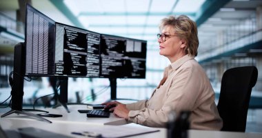 Yazılım Programcısı veya Yazılımcı Kadın Ofis Bilgisayarını Kullanıyor