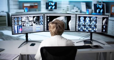 Radyolog Dişçi Masaüstü Bilgisayarında X Ray Yazılımı Kullanıyor