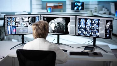 Radyolog Dişçi Masaüstü Bilgisayarında X Ray Yazılımı Kullanıyor