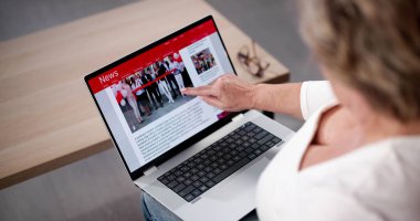 Cep telefonu ve dizüstü bilgisayarda online haber makalesi izliyorum. Elektronik Gazete