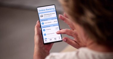 Cep Telefonu Kullanan Kadın Banka Bildirimi Çevrimiçi