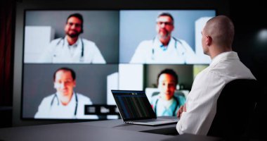 Çevrimiçi Sanal Video Konferansı Eğitimi Bilgisayarda