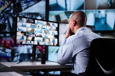 Kontrol Odasında Bir Adamın Arka Görüntüsü Çoklu CCTV Görüntüsü