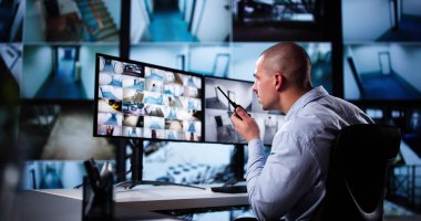 Güvenlik Sistemi CCTV İzleme Odası. Telsiz kullanan adam