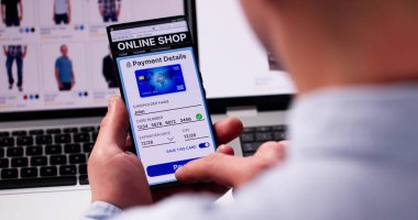 Çevrimiçi Ticaret Web Sitesi Dizüstü bilgisayardan Alışveriş