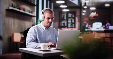 İş Bilgisayarını Kulaklıkla Kullanan Adam