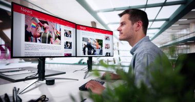 Çoklu Bilgisayar Ekranında Çevrimiçi Haber Makalesi İzleniyor. Elektronik Gazete