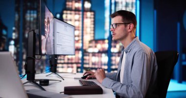 Gece bilgisayarda hukuk işi için iş görüşmesi