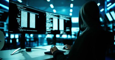 Hacker bilgisayardan veri çalıyor. Korsanlık ve Dolandırıcılık