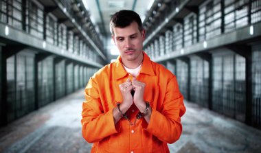 Suçlu Mahkûm Pişmanlık ve Pişmanlık ile Elleri kelepçeli