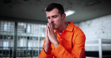 Hapisteki Tanrı 'ya merhamet ve özgürlük için dua eden adam.