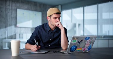 Yorgun Mutsuz Grafik Tasarımcısı Dizüstü bilgisayar Kullanıyor