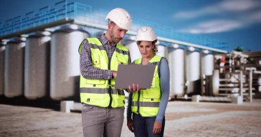 Silo Endüstriyel Tesis Yöneticileri iş başında. Güvenlik Müfettişi