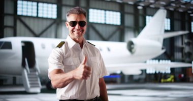Üniformalı Özel Jet Kaptan Pilot Başparmak Hareketi Yapıyor
