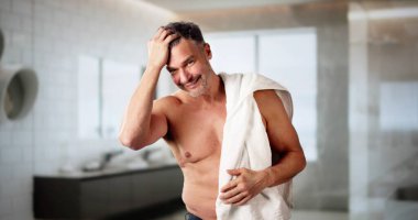 Mutlu Adam Aynaya Bakarken Saç Bakımı Yapıyor