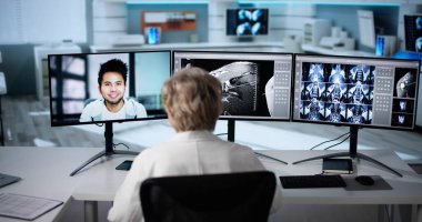 Doktor In Online Video Konferansı. Bilgisayarda Tıbbi Giysi