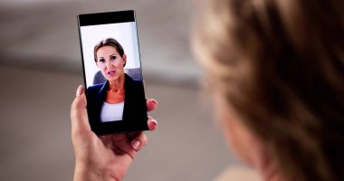 Uzaktan Görüşmedeki Kadınlar Cep Telefonunda