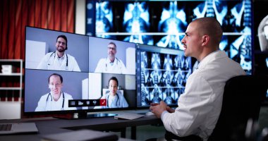 Doktor In Online Video Konferansı. Bilgisayarda Tıbbi Giysi