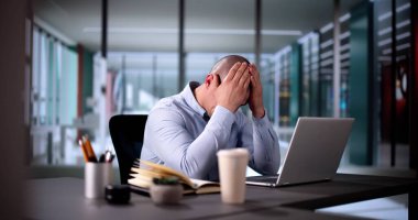 Ofisinde Baş Ağrısı Olan Stresli Muhasebeci