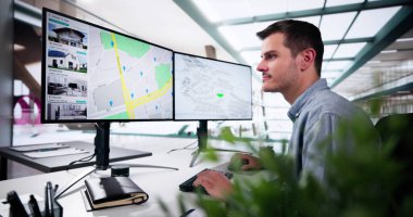 Çevrimiçi Emlak Listelerini Aramak İçin Bilgisayar Kullanan Adam, Kara Borsada Olasılıkları İşaretliyor.