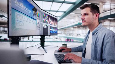 Tasarım için Bilgisayar kullanan Grafik Web Tasarımcısı Sanatçısı