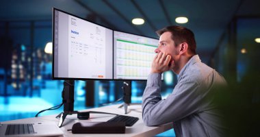 Üzgün Sıkıcı Muhasebeci Ofis Bilgisayarını Gece Kullanıyor