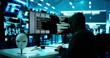 Hacker bilgisayardan veri çalıyor. Korsanlık ve Dolandırıcılık