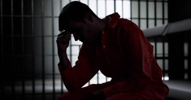 Hapisteki tutuklu hücresinde. Suç Cezası ve Ceza Adaleti