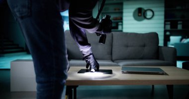 El fenerli ev soygunu. Hırsız Hırsız Suçlu Laptop Çalıyor