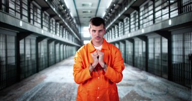 Suçlu Mahkûm Pişmanlık ve Pişmanlık ile Elleri kelepçeli