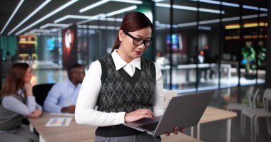 İş yerindeki çeşitli iş adamları ekip çalışması. Ofisteki Grup