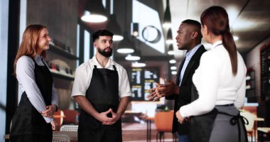 Garson Ekibi Toplantısı. Yemek servisi işi.