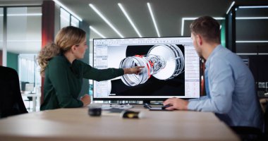 Ofiste 3D CAD Model Tasarımı Yapan Mühendis