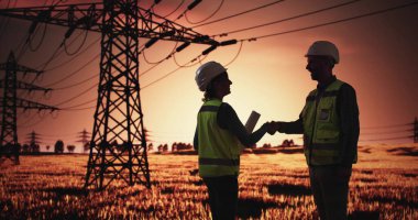 Elektrik İşçileri Yüksek Voltaj Devre Kulesi 'nin yakınında el sıkışıyor