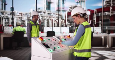 Endüstriyel Santraldeki Mühendis Kontrol Panelini Kullanıyor