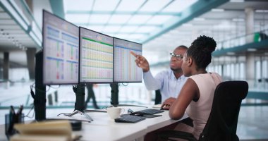 Bilgisayar Monitörlerinde Şirket Faturası Hesap Tablosu Kullanılıyor