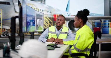 Uçak Tamir Teknisyeni Hangarda Uçak Motorunu Kontrol Ediyor